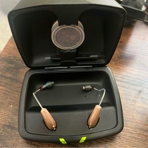 Livio 1200 RIC R STARKEY HEARING AIDS CHARGING CASE + CORD USED ABOUT 10 TIMES